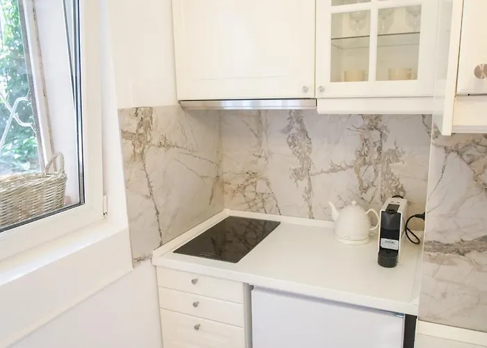 Parisian By Ioana * 부쿠레슈티